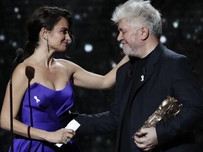 Pedro Almodóvar entrega a Penélope Cruz el Cesar de Honor por su carrera en la 43 edición de los premios en París. 