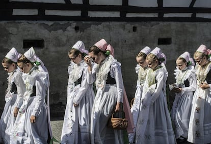 Jóvenes serbias vestidas con traje tradicional participan en una procesión con motivo del Corpus Christi, en Crostwitz (Alemania).