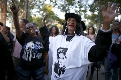 Una mujer baile durante un homenaje a la figura de Prince en Los Angeles, California.