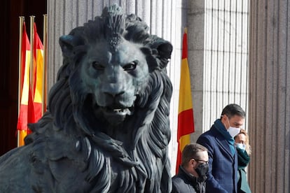 El presidente del Gobierno, Pedro Sánchez, junto a la presidenta del Congreso, Meritxell Batet, y Félix Bolaños, ministro de la Presidencia.