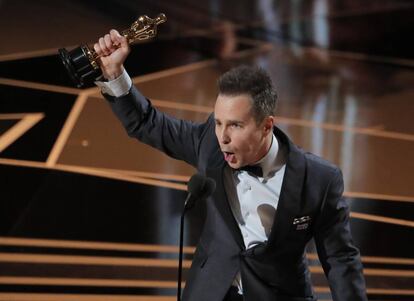 Sam Rockwell, ganador del Oscar a mejor actor de reparto por 'Tres anuncios en las afueras', alza su estatuilla durante su discurso de agradecimiento.