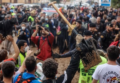 Protestas en Paiporta (Valencia), el domingo, contra los Reyes, el presidente del Gobierno y el presidente de la Generalitat valenciana.