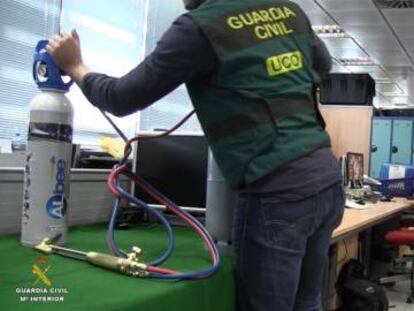 Lanza térmica utilizada por los ladrones para reventar las cajas fuertes.