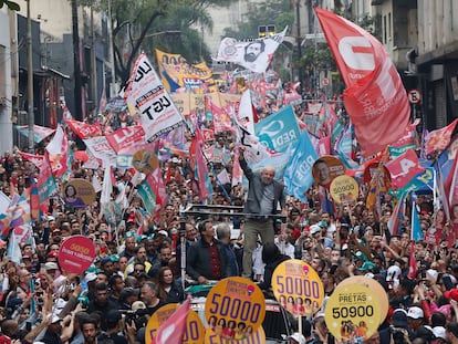 El expresidente de Brasil y candidato presidencial por el izquierdista Partido de los Trabajadores (PT), Lula da Silva, saluda a sus seguidores durante un mitin de campaña en vísperas de las elecciones presidenciales, en Sao Paulo, Brasil.