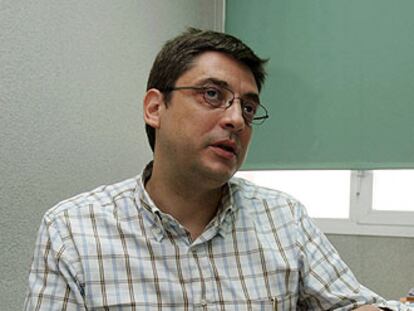 El físico Antonio Brú, ayer, en el departamento de Matemática Aplicada de la Universidad Complutense.
