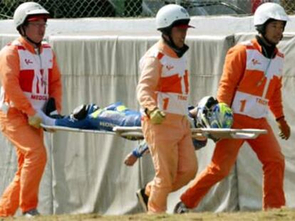 El japonés Daijiro Kato es trasladado en camilla tras su accidente, en el que, al romperse el casco, sufrió heridas gravísimas.