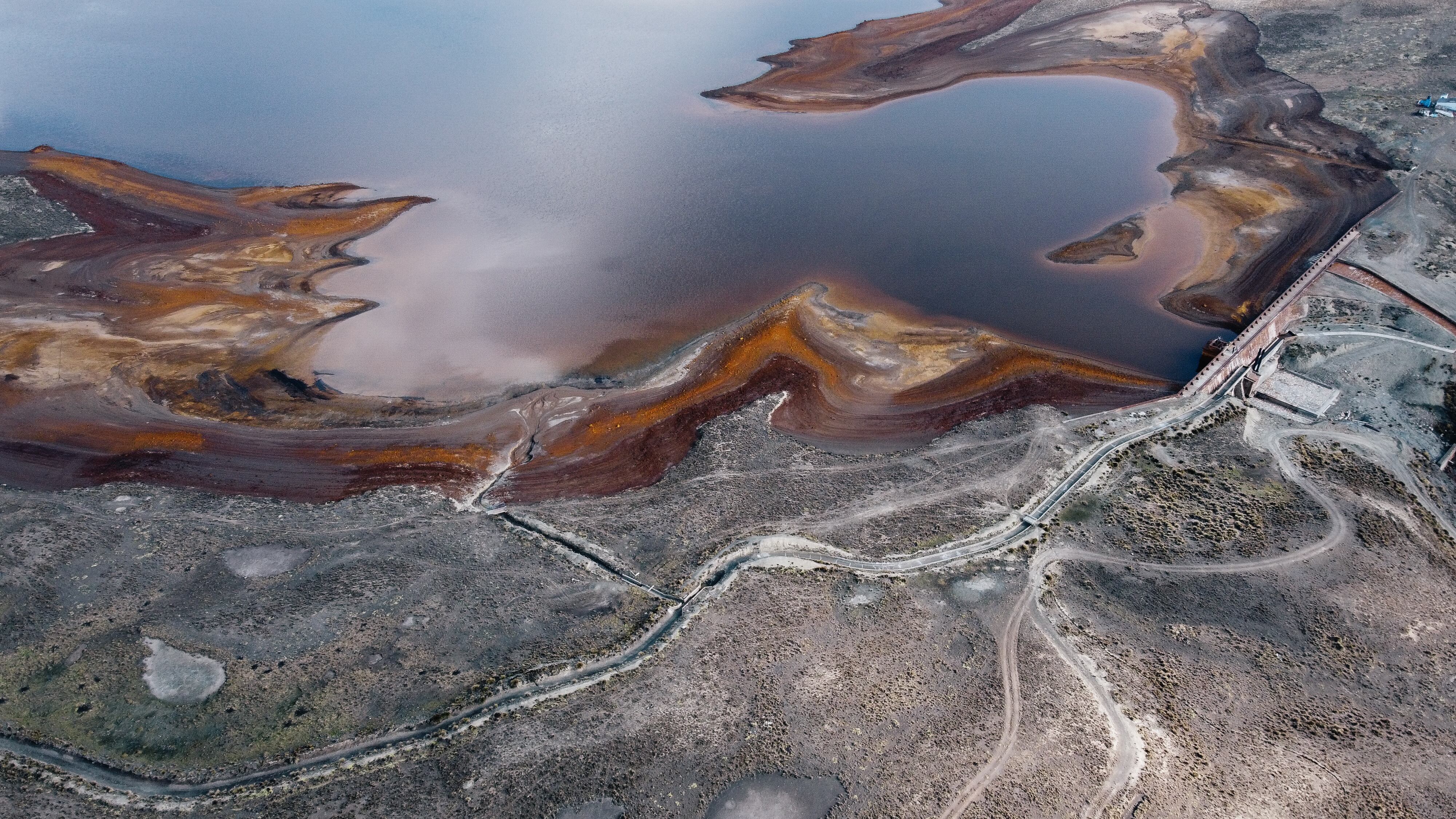 Al menos 21 concesiones legales mineras y un sinfín de ilegales se asientan en los alrededores de la represa de Milluni.