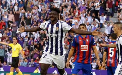 Salisu celebra el gol marcado ante el Eibar.