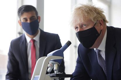 Boris Johnson, junto al ministro de Economía, Rishi Sunak, el pasado 29 de abril.