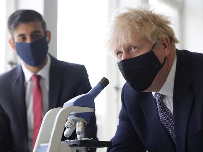 Boris Johnson, junto al ministro de Economía, Rishi Sunak, el pasado 29 de abril.