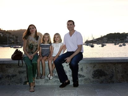 Los pr&iacute;ncipes de Asturias y las infantas Leonor y Sof&iacute;a posan en la localidad mallorquina de S&oacute;ller, el 6 de agosto de 2012.