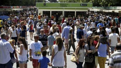 Lectores caminando en la Feria del Libro de Madrid.