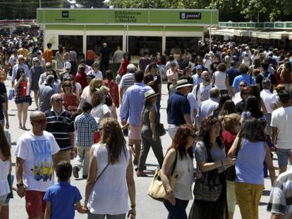 Lectores caminando en la Feria del Libro de Madrid.