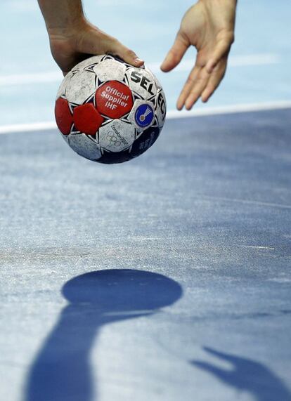 Un jugador bota el balón en el partido entre Serbia y Dinamarca.