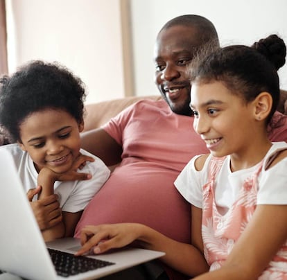 Niños viendo Netflix