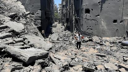 Un gazatí, en uno de los lugares bombardeados en Ciudad de Gaza, este sábado.