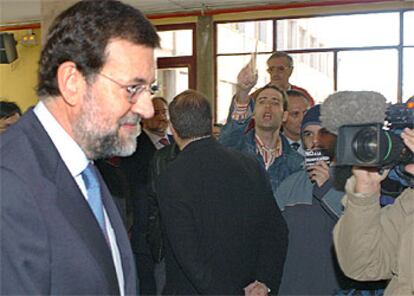 Un joven ha increpado a Mariano Rajoy cuando éste se disponía a votar. Además, otra persona ha exhibido un pequeño cartel con la palabra "manipulación".