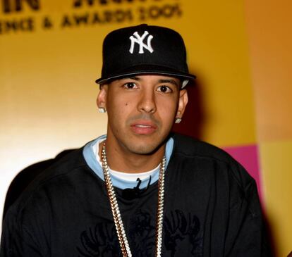 Daddy Yankee, tratando de repicar el 'look' Jay Z (antes de conocer a Beyoncé en 2005), en Miami durante la entrega de los Grammy latinos.