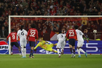 David Jonathan (l) marca un penalti tras la mano de Camavinga en el área durante el partido de este martes entre el Lille y el Real Madrid.