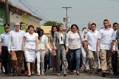 Otra de las facetas que destaca de la reina Letizia es su solidaridad y compromiso con distintas causas. Realizó su primera visita oficial en solitario a El Salvador, donde descubrió el desarrollo de proyectos financiados por empresas españolas, en mayo de 2015.