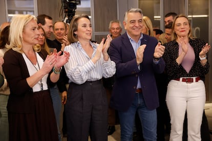 La secretaria general del Partido Popular, Cuca Gamarra (segunda por la izquierda), ha participado este jueves en Bilbao en un mitin de apertura de la campaña electoral del PP vasco junto a su candidato a lehendakari, Javier de Andrés (segundo por la derecha).