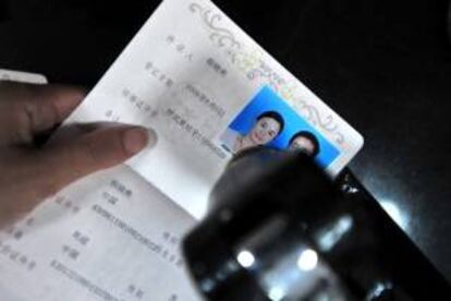 Un funcionario sella el documento de matrimonio de una pareja en el registro de Wuhan, provincia de Hubei (China). EFE/Archivo