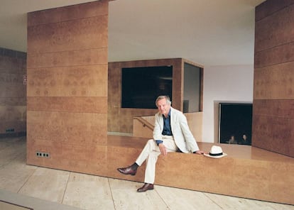 Rafael Moneo posa para ICON DESIGN en el vestíbulo del edificio Bankinter de 1976, que proyectó con Ramón Bescós en Madrid. |