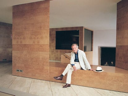 Rafael Moneo posa para ICON DESIGN en el vestíbulo del edificio Bankinter de 1976, que proyectó con Ramón Bescós en Madrid. |