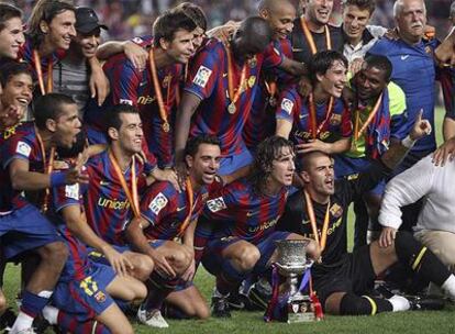 Los jugadores del Barcelona celebran, con la Supercopa sobre el césped, el primer título de la temporada.