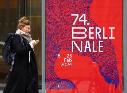 Carteles de la próxima edición de la Berlinale en un centro comercial anexo a la sede del festival.