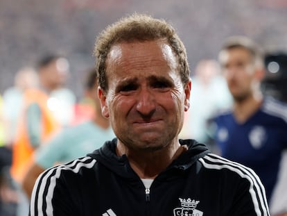 El entrenador del Osasuna, Jagoba Arrasate, llora emocionado al ver la reacción de la afición a la derrota en la final de la Copa del Rey.