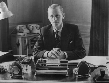 El principe Felipe de Edimburgo posa en su despacho de Clarence House, el 10 de agosto de 1951. 