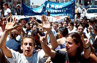 Cientos de alumnos protestan contra la política educativa y policial del PP, ayer, en Alicante.