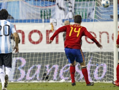 Xabi Alonso engaña a Romero y coloca el balón en una escuadra para firmar de penalti el triunfo de España.