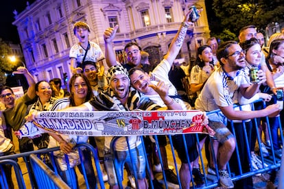 Decenas de madridistas celebran en la Cibeles el máximo título europeo.