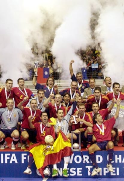 Los jugadores de la selección celebran el título sobre el podio de Taipei.