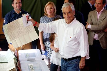 El candidato presidencial Sebastián Piñera vota.