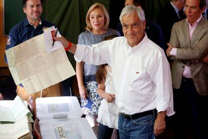 El candidato presidencial Sebasti&aacute;n Pi&ntilde;era vota.