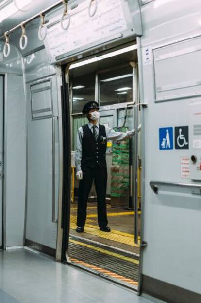Un hombre con mascarilla en el metro de Tokio.