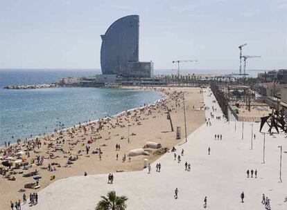 Un aspecto del nuevo paseo marítimo con el hotel Vela al fondo.