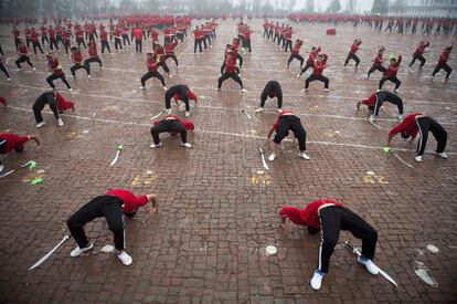 Esto ha conseguido que los clubes chinos sean ya de los que mejor pagan en el mundo. En la imagen, varios alumnos durante una clase de artes marciales en la escuela Tagou, en Dengfeng.