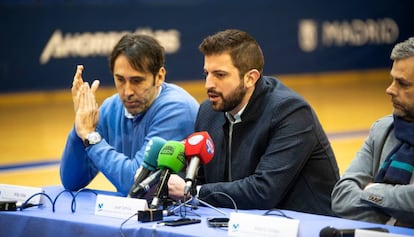 Javier Zamora, junto a Willy Villar, en la rueda de prensa de presentación del técnico