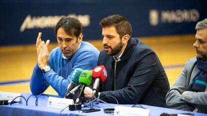 Javier Zamora, junto a Willy Villar, en la rueda de prensa de presentación del técnico