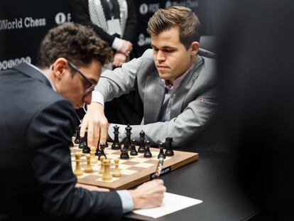 Un momento de los primeros minutos de la décima partida; Carlsen hace su jugada, y Caruana la apunta