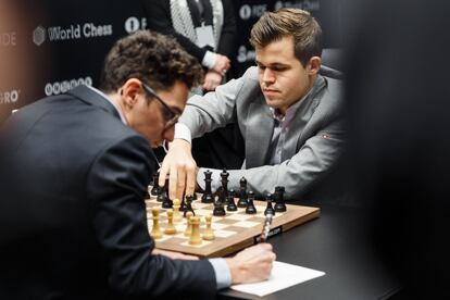 Un momento de los primeros minutos de la décima partida; Carlsen hace su jugada, y Caruana la apunta