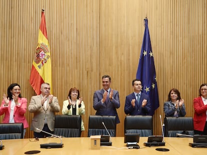 Pedro Sánchez, con la dirección del PSOE y de su grupo parlamentario, esta semana en el Congreso.