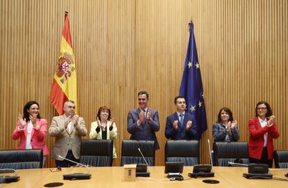 Pedro Sánchez, con la dirección del PSOE y de su grupo parlamentario, esta semana en el Congreso.
