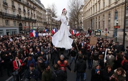 Vários manifestantes durante o ato contra o terrorismo em Paris.