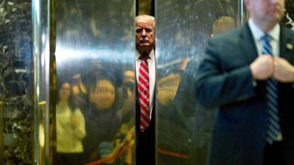 El presidente electo de EE UU, Donald Trump, en el ascensor de la Torre Trump, este lunes.