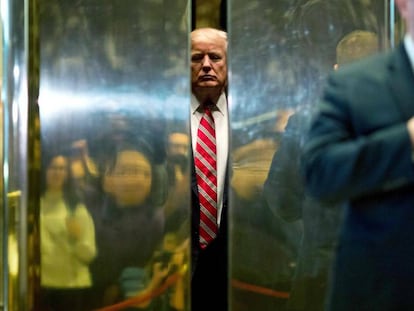 El presidente electo de EE UU, Donald Trump, en el ascensor de la Torre Trump, este lunes. 